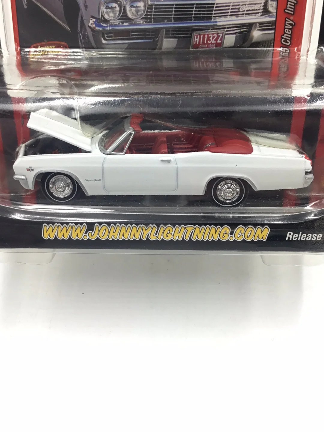 Johnny lightning muscle cars 1965 Chevy Impala SS Convertible TT1 - Image 2