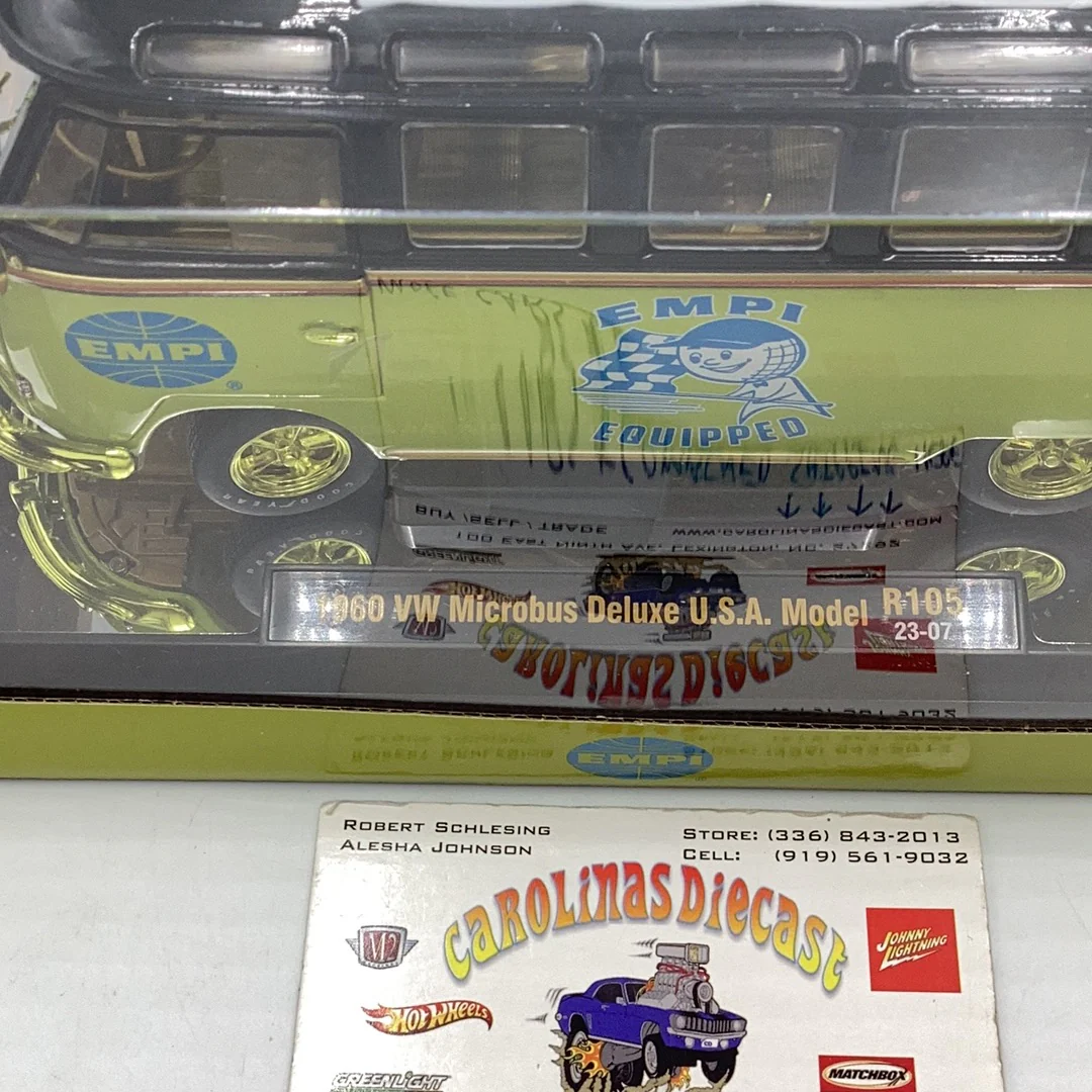 M2 Machines 1/24 VW Microbus Deluxe USA Model chase R105 - Image 3
