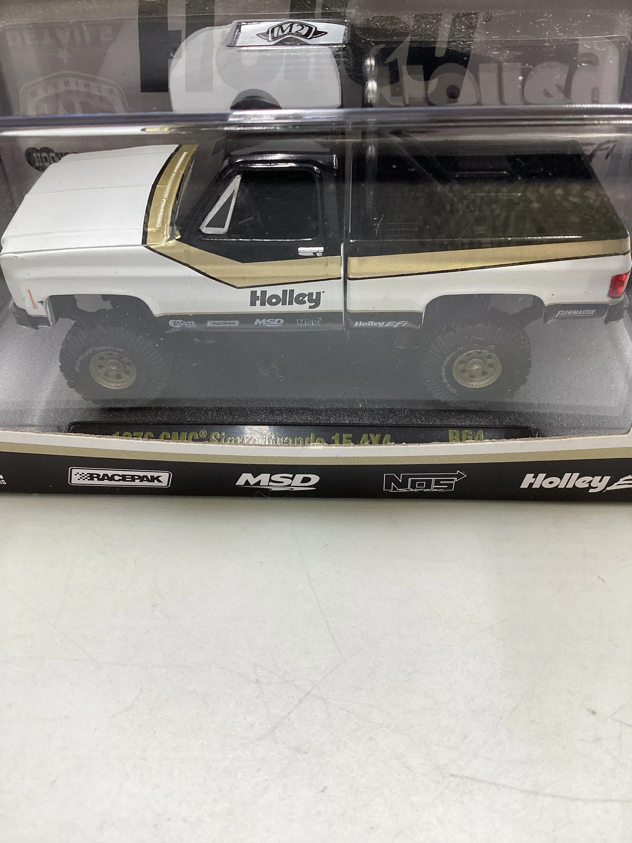 M2 Machines Holley 1976 GMC Sierra Grand 15 4x4 R64 - Image 4