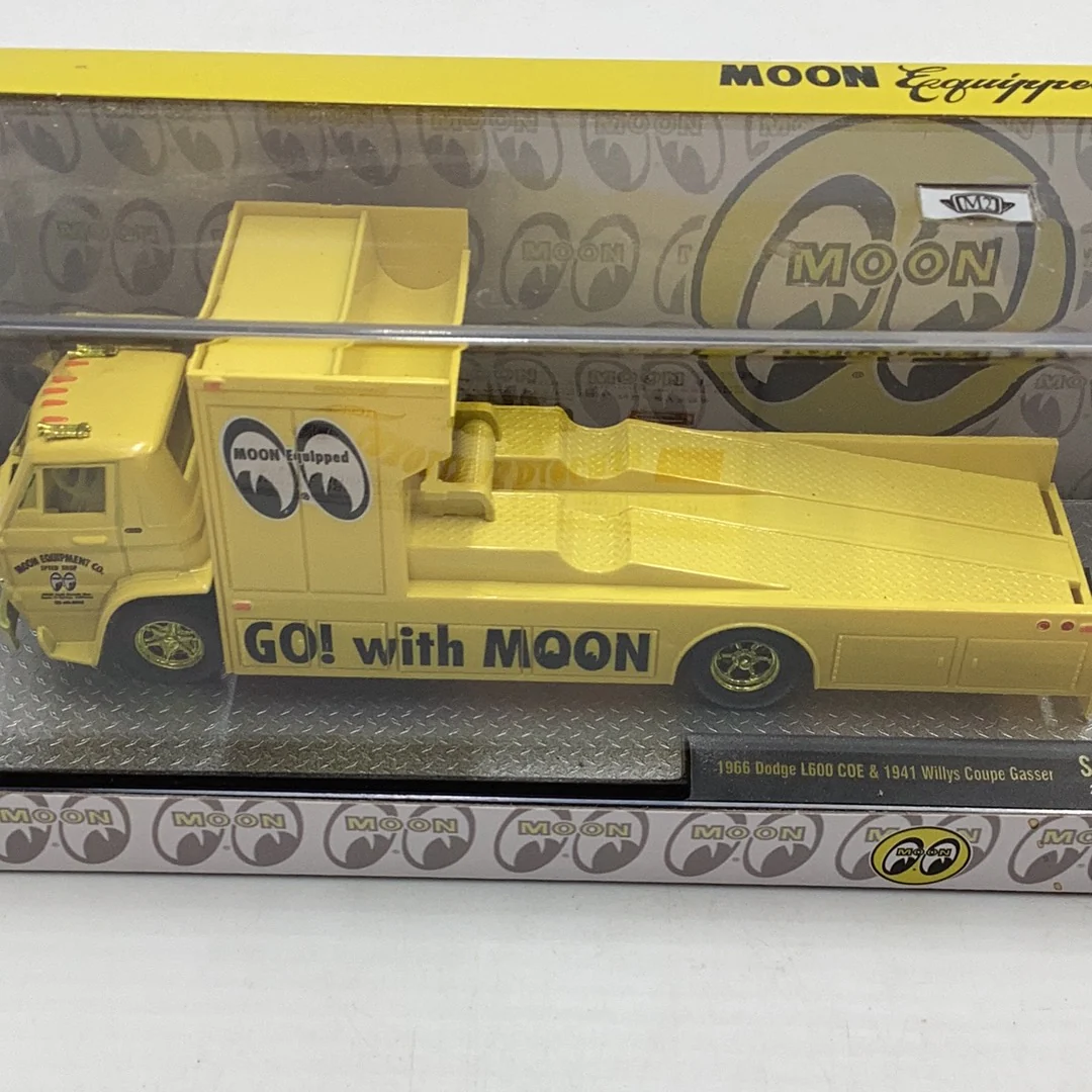 M2 Machines Mooneyes Chase 1966 Dodge L600 COE & 1941 Willys Coupe Gasser S40 - Image 2