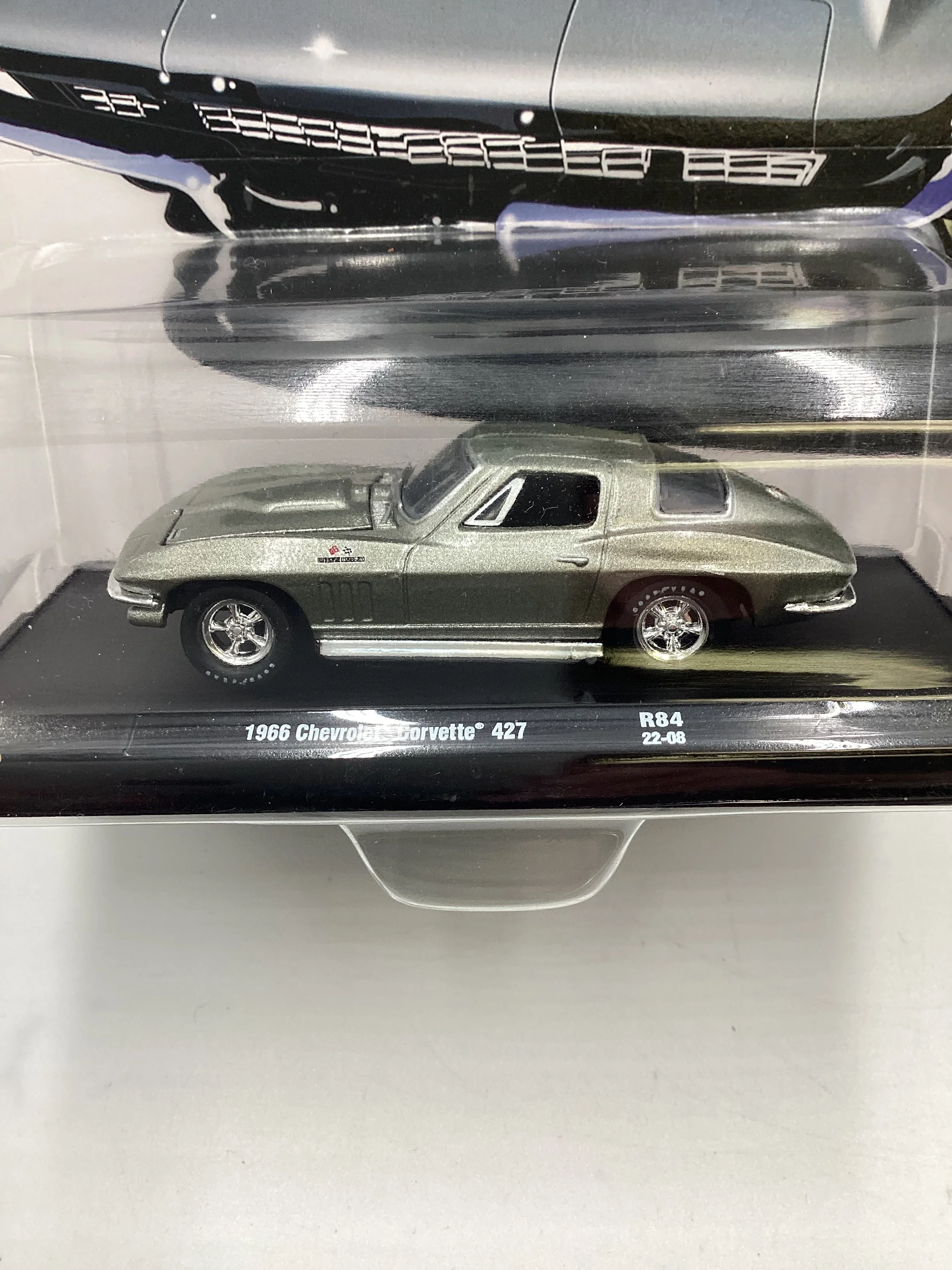 M2 Machines Auto driver 1966 Chevrolet Corvette 427 Silver R84 188G - Image 3