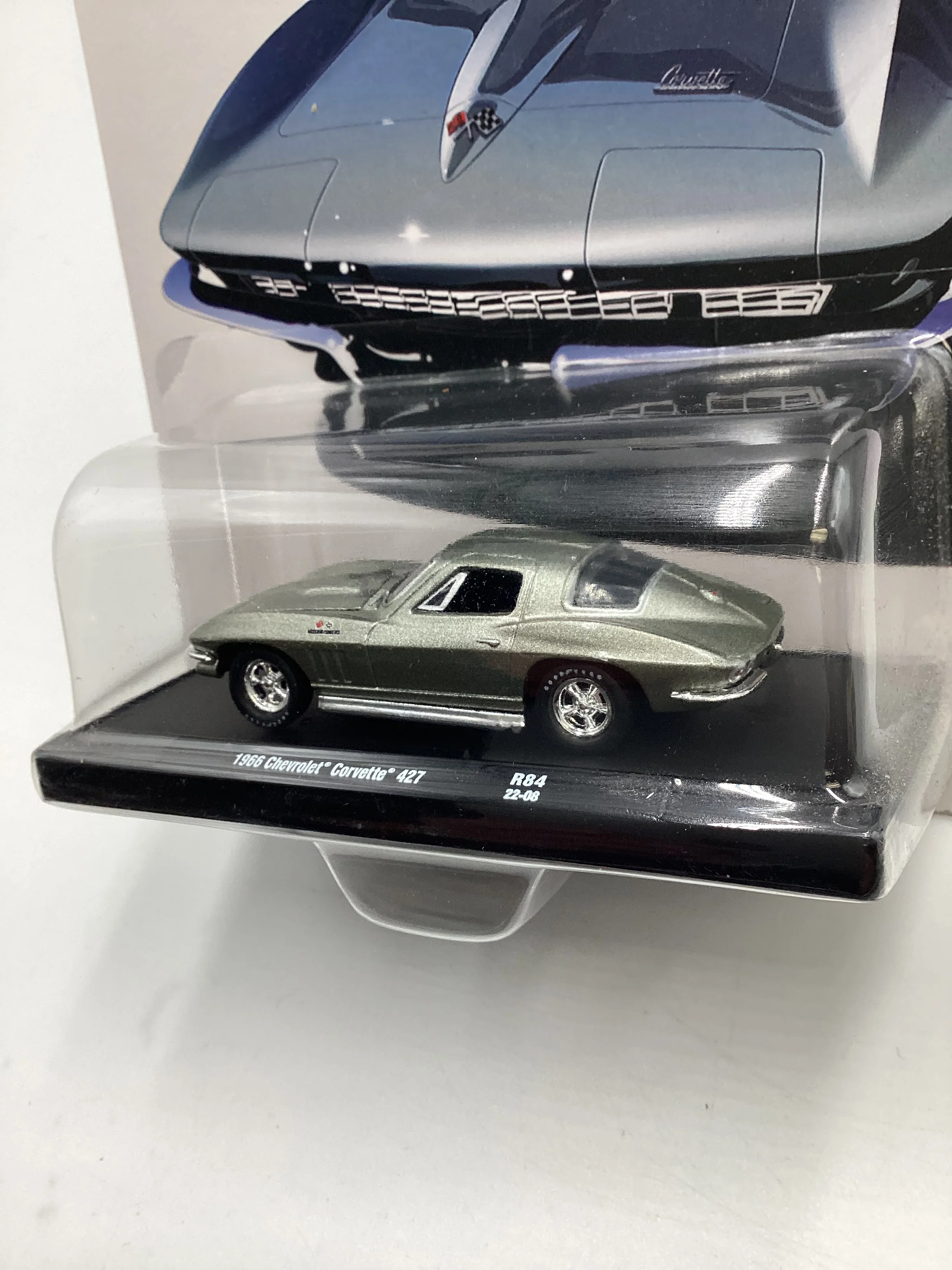 M2 Machines Auto driver 1966 Chevrolet Corvette 427 Silver R84 188G - Image 4