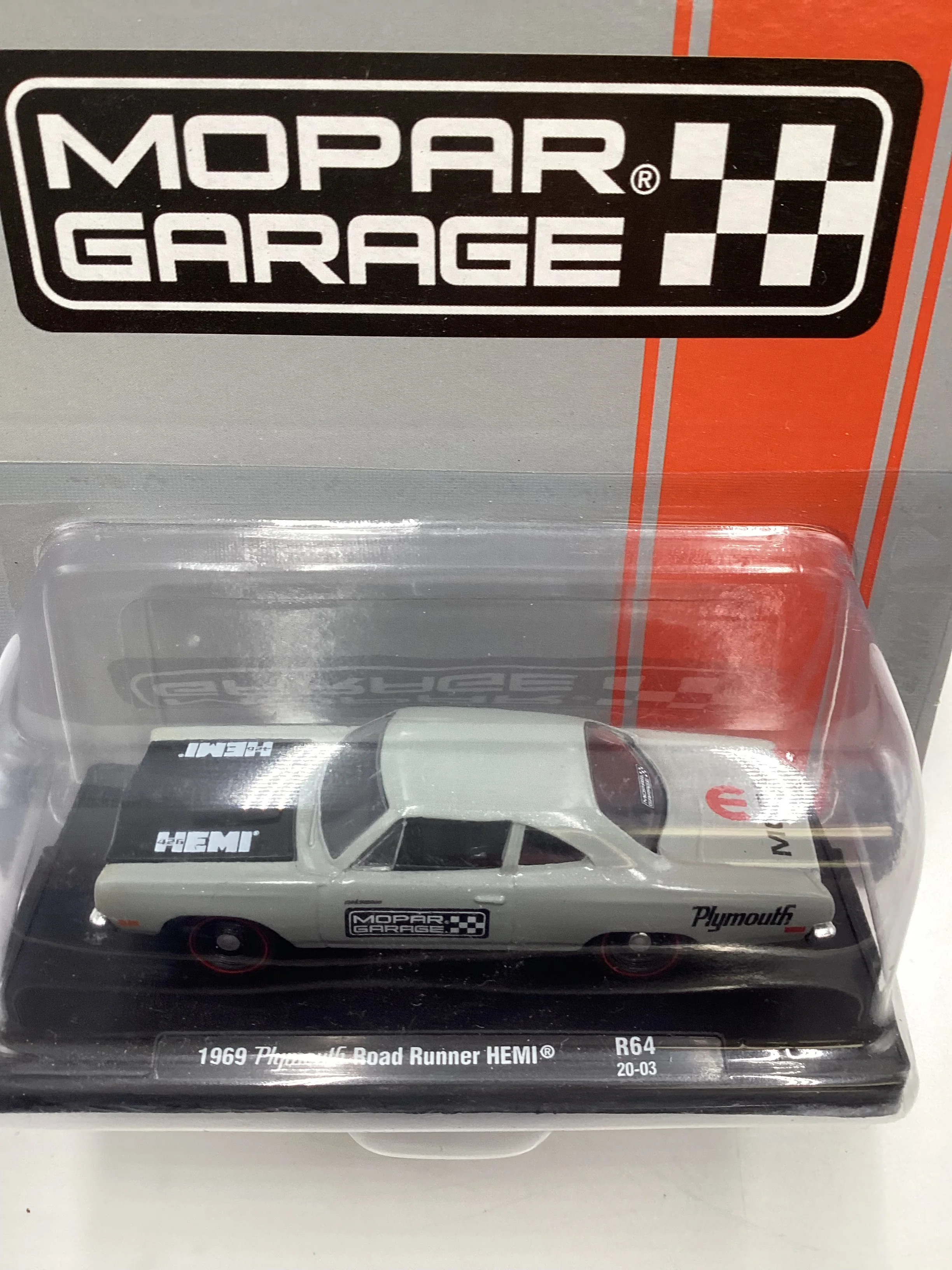 M2 Machines Auto Driver Mopar Garage 1969 Plymouth Road Runner Hemi Grey R64 193A - Image 6