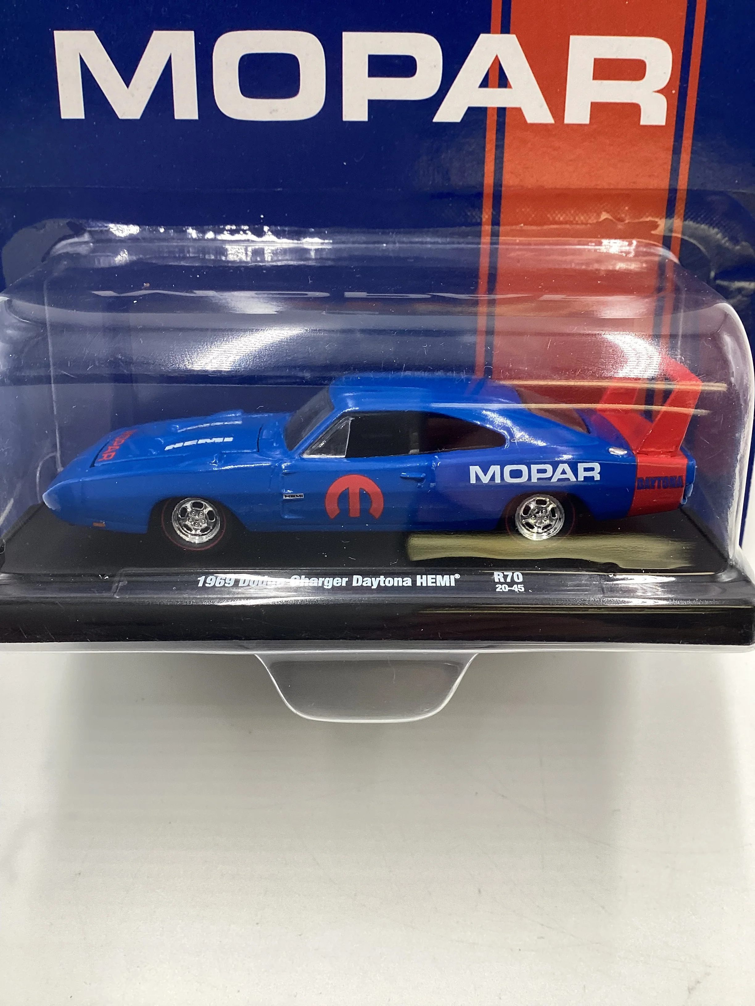 M2 Machines Auto Driver Mopar 1969 Dodge Charger Daytona Hemi Blue R70 188B - Image 3