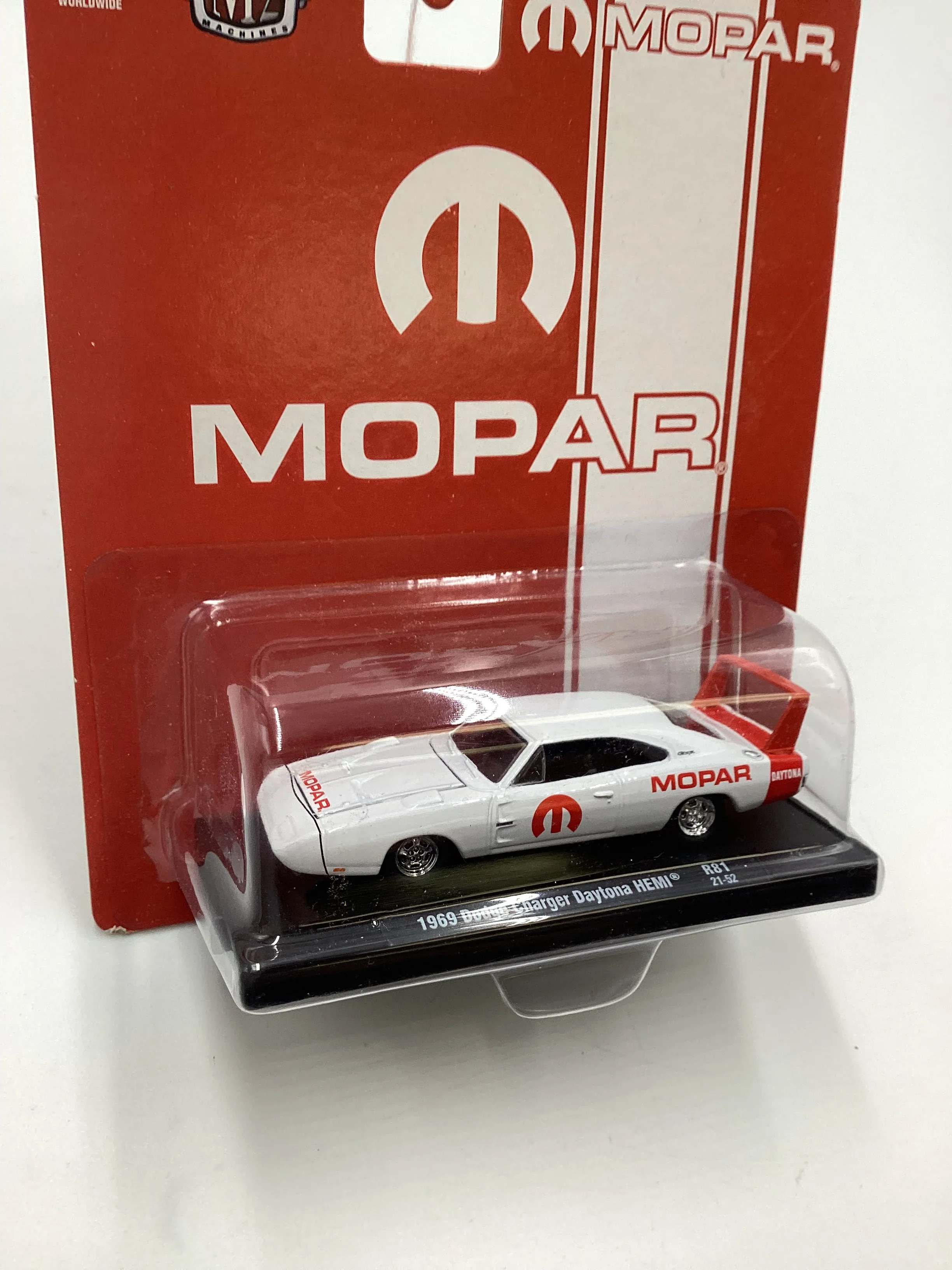 M2 Machines Auto Driver Mopar 1969 Dodge Charger Daytona Hemi White R81 192E - Image 5