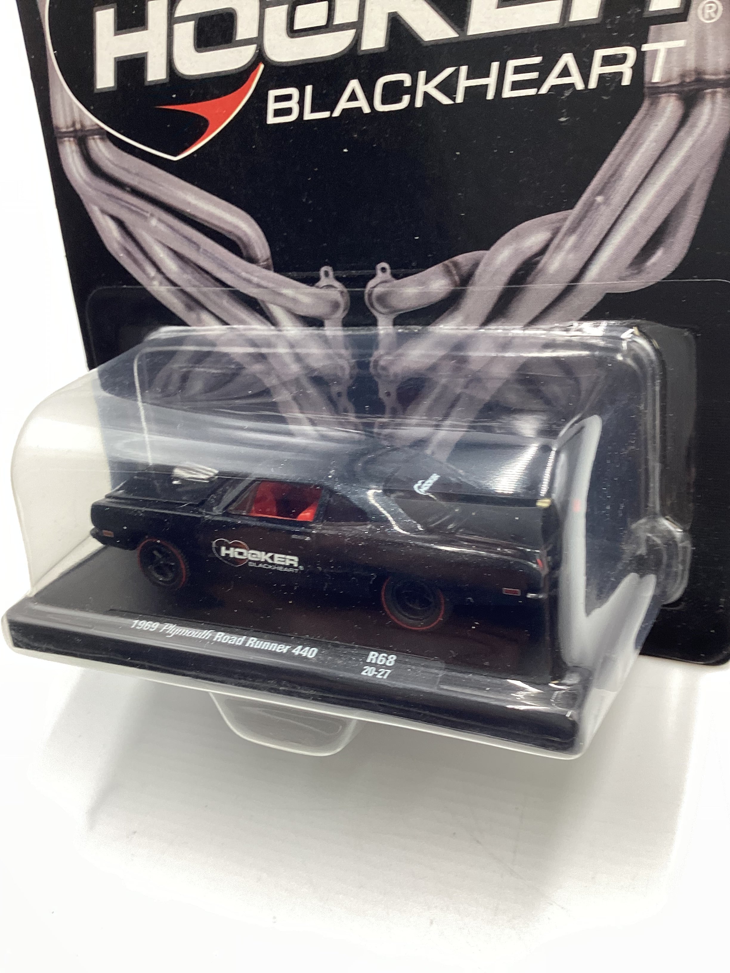 M2 Machines Auto driver Hooker Heart 1969 Plymouth Road Runner 440 Black R68 - Image 4