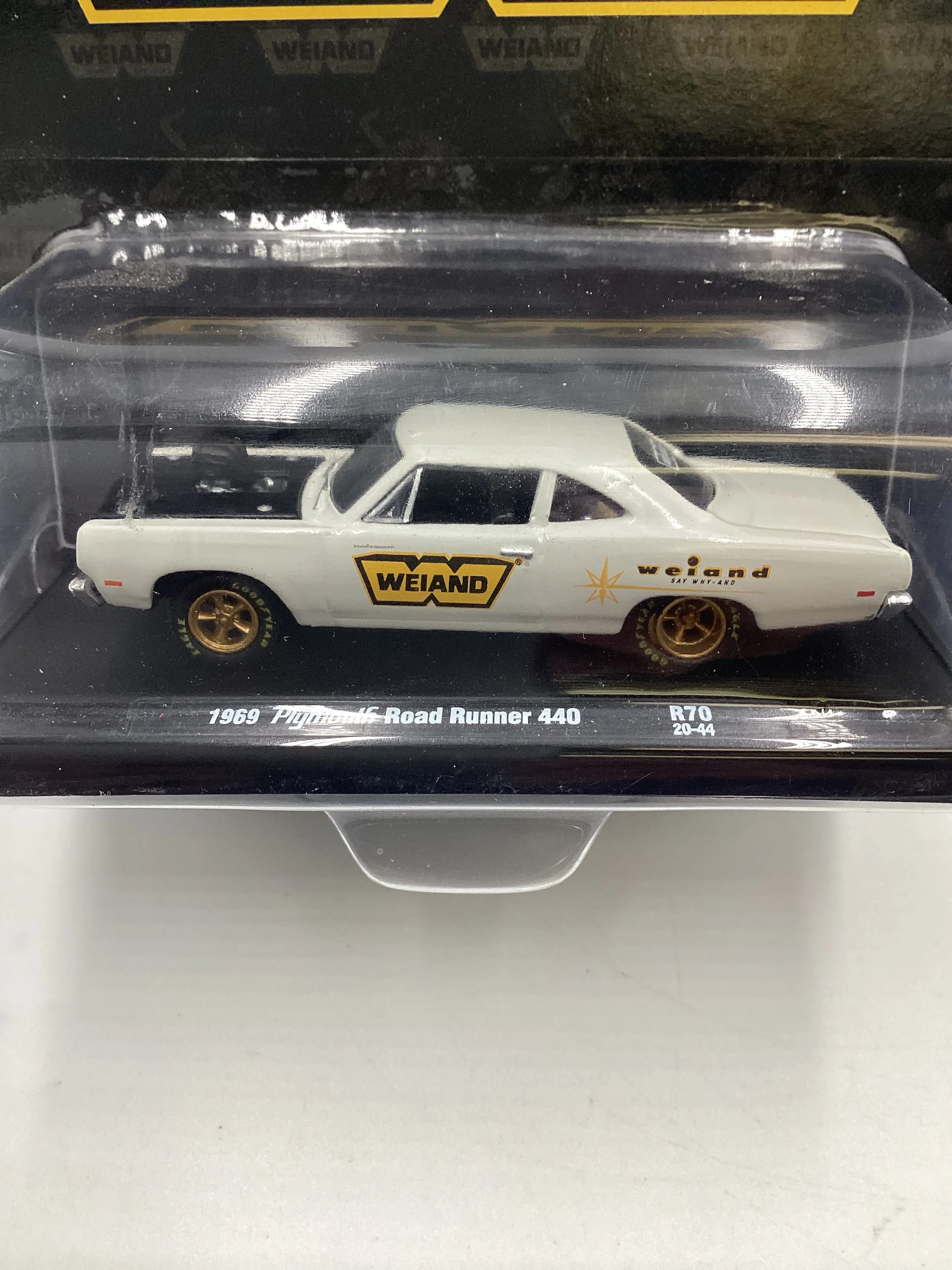 M2 Machines Auto driver Weiland 1969 Plymouth Road Runner 440 White R70 188P - Image 3