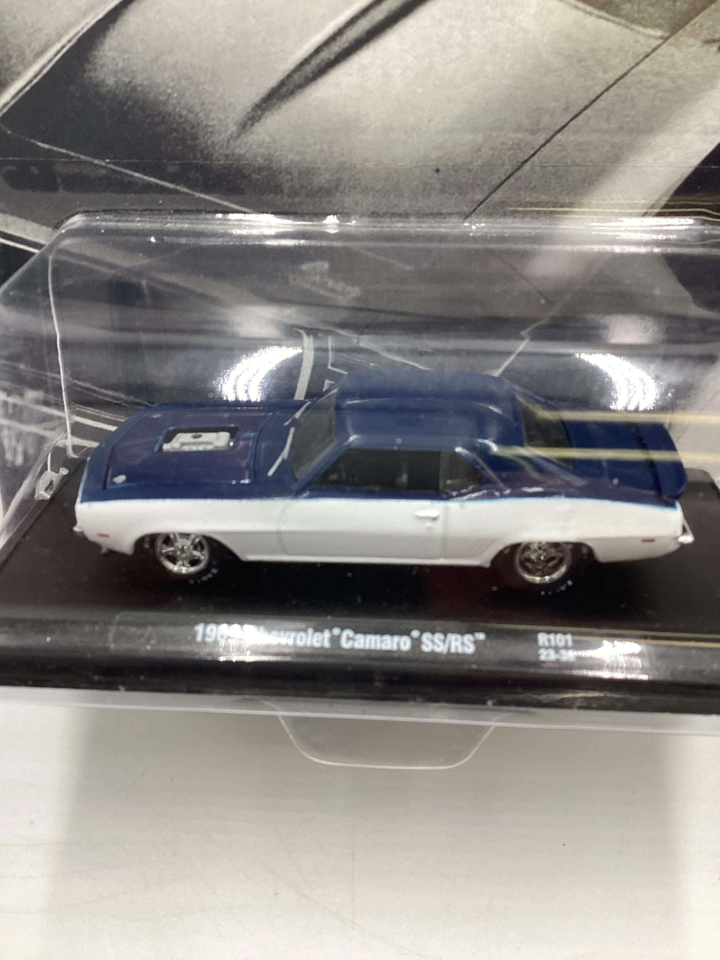 M2 Machines Auto-Drivers Chevrolet 1969 Chevrolet Camaro SS/RS White W/Blue R101 191D - Image 3