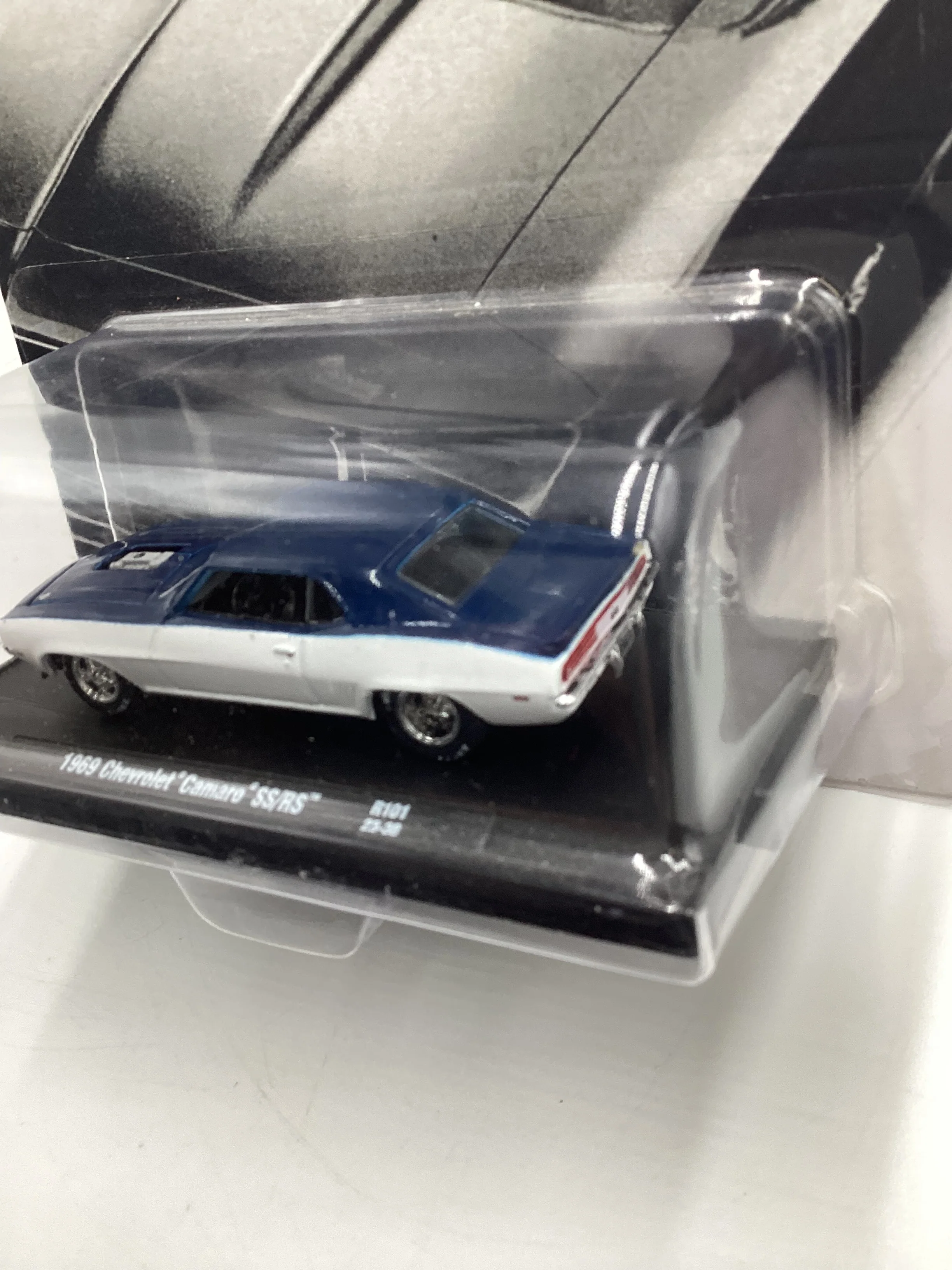 M2 Machines Auto-Drivers Chevrolet 1969 Chevrolet Camaro SS/RS White W/Blue R101 191D - Image 4