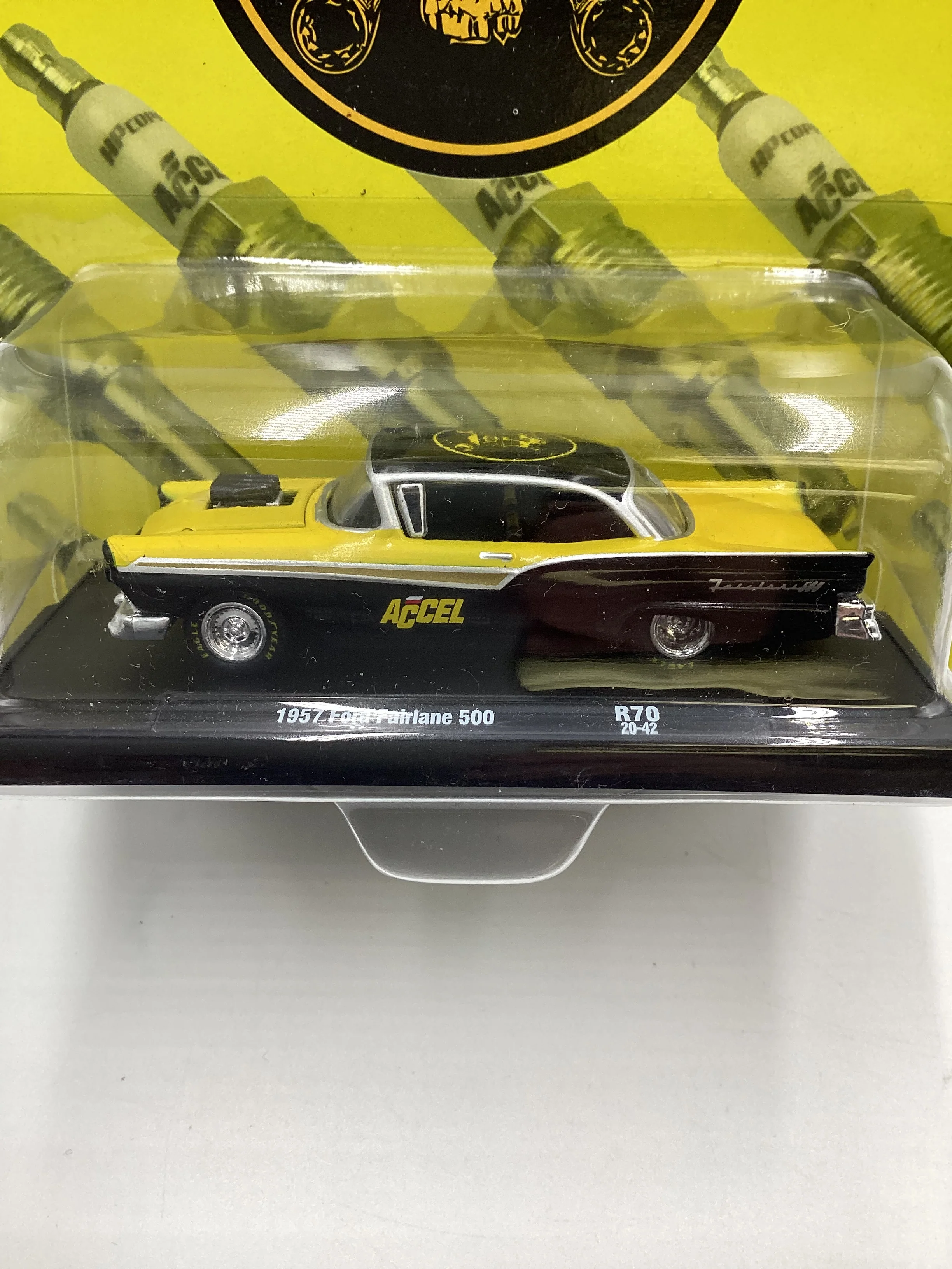 M2 Machines Auto Drivers Accel 1957 Ford Fairlane 500 Black/Yellow R70 190C - Image 3