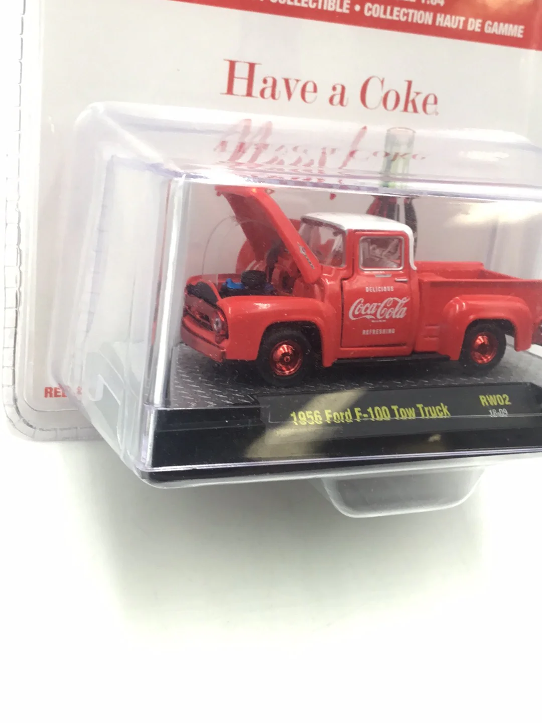 M2 Machines Coca Cola Christmas 1956 Ford F100 Tow Truck Chase RW02 - Image 3
