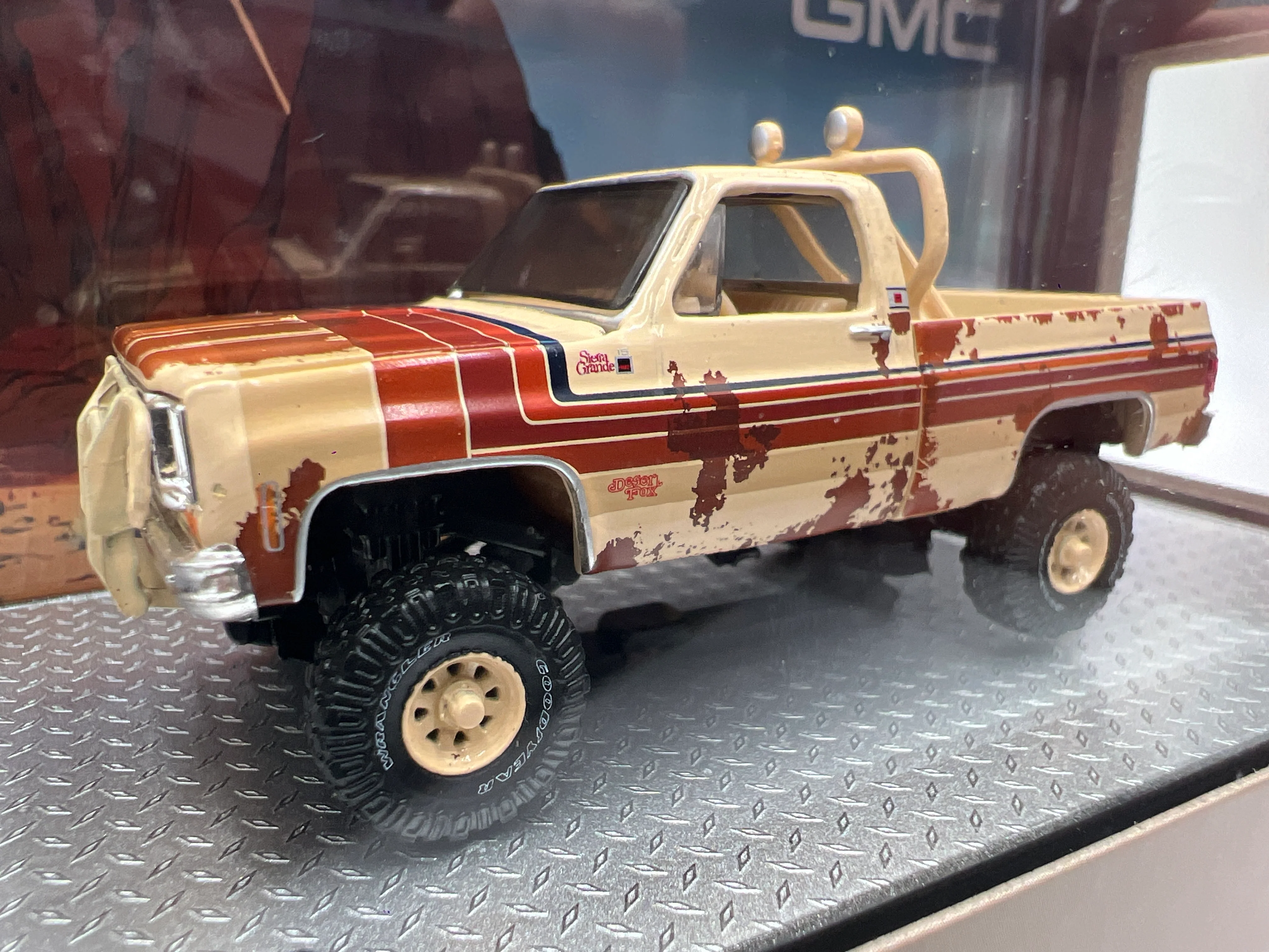 M2 Machines Haulers R95 1977 GMC Sierra Classic 3500 4x4 & Sierra Grande 15 Desert Fox - Image 3