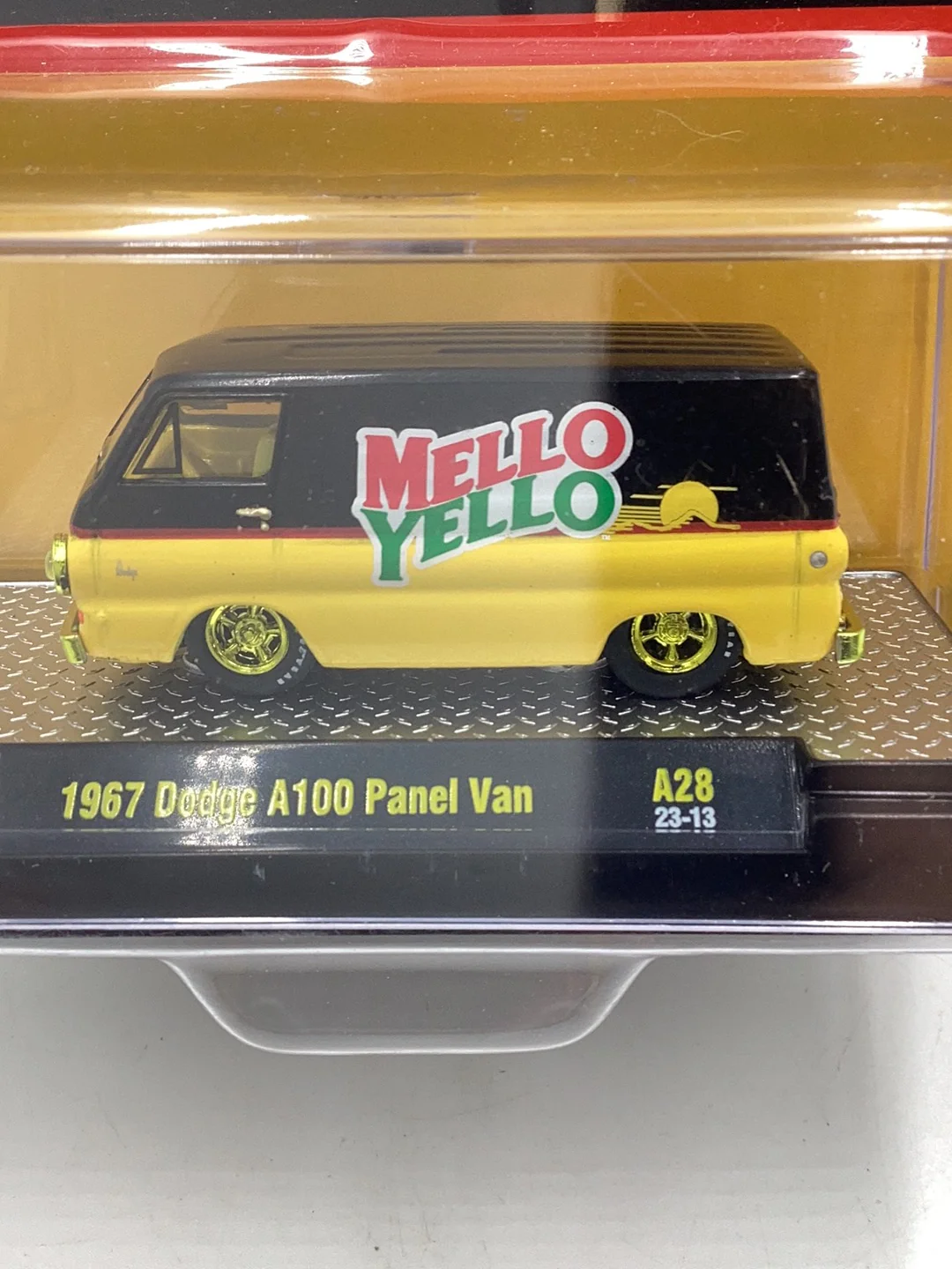 M2 Machines Mello Yellow 1967 Dodge A100 Panel Van A28 CHASE - Image 2