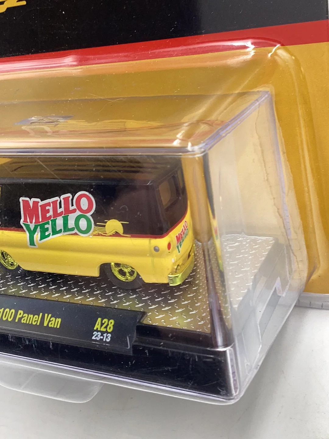 M2 Machines Mello Yellow 1967 Dodge A100 Panel Van A28 CHASE - Image 4
