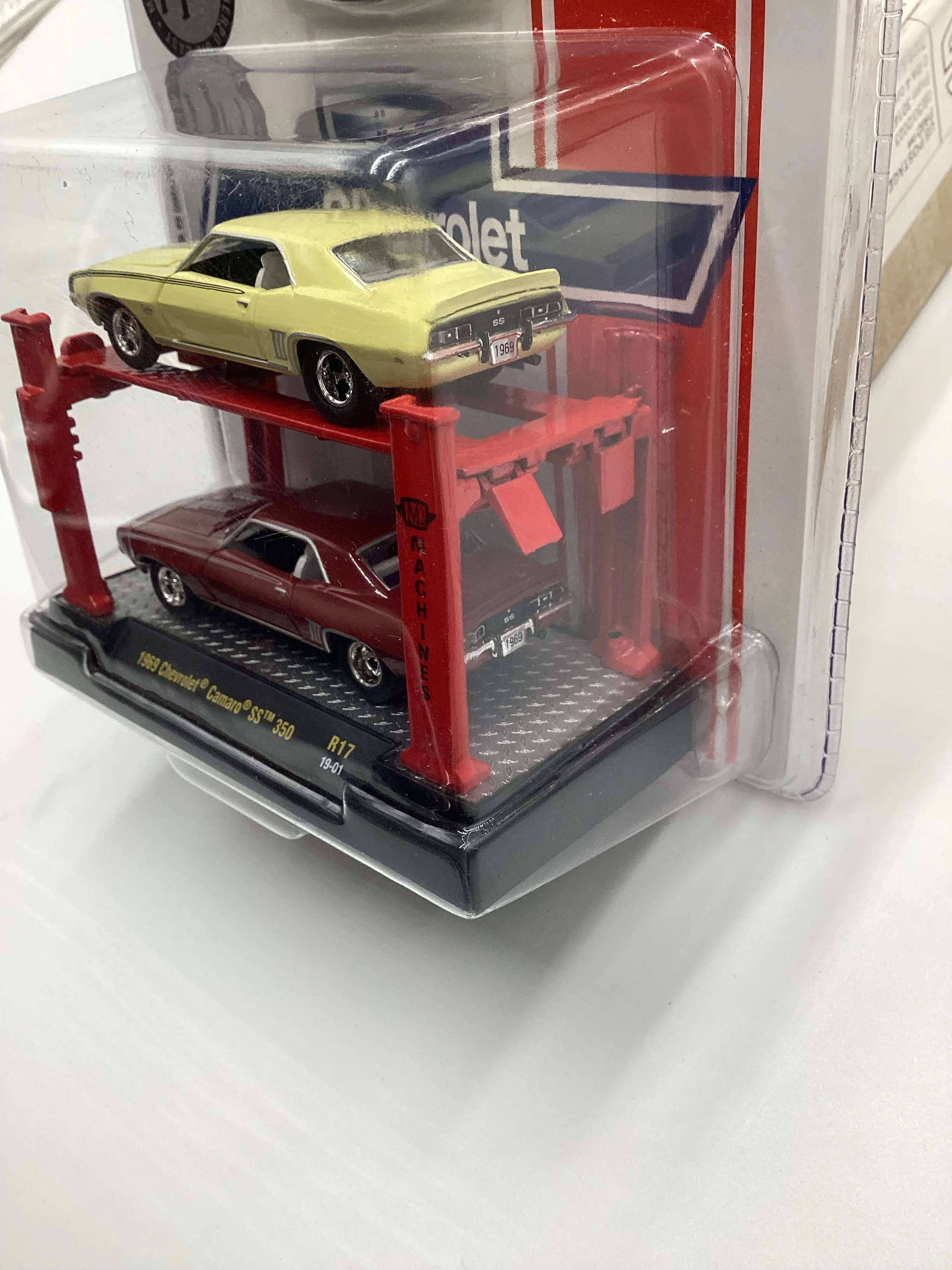M2 Machines Auto-lift 2 Pack 1969 Chevrolet Camaro SS 350 R17 205H - Image 5