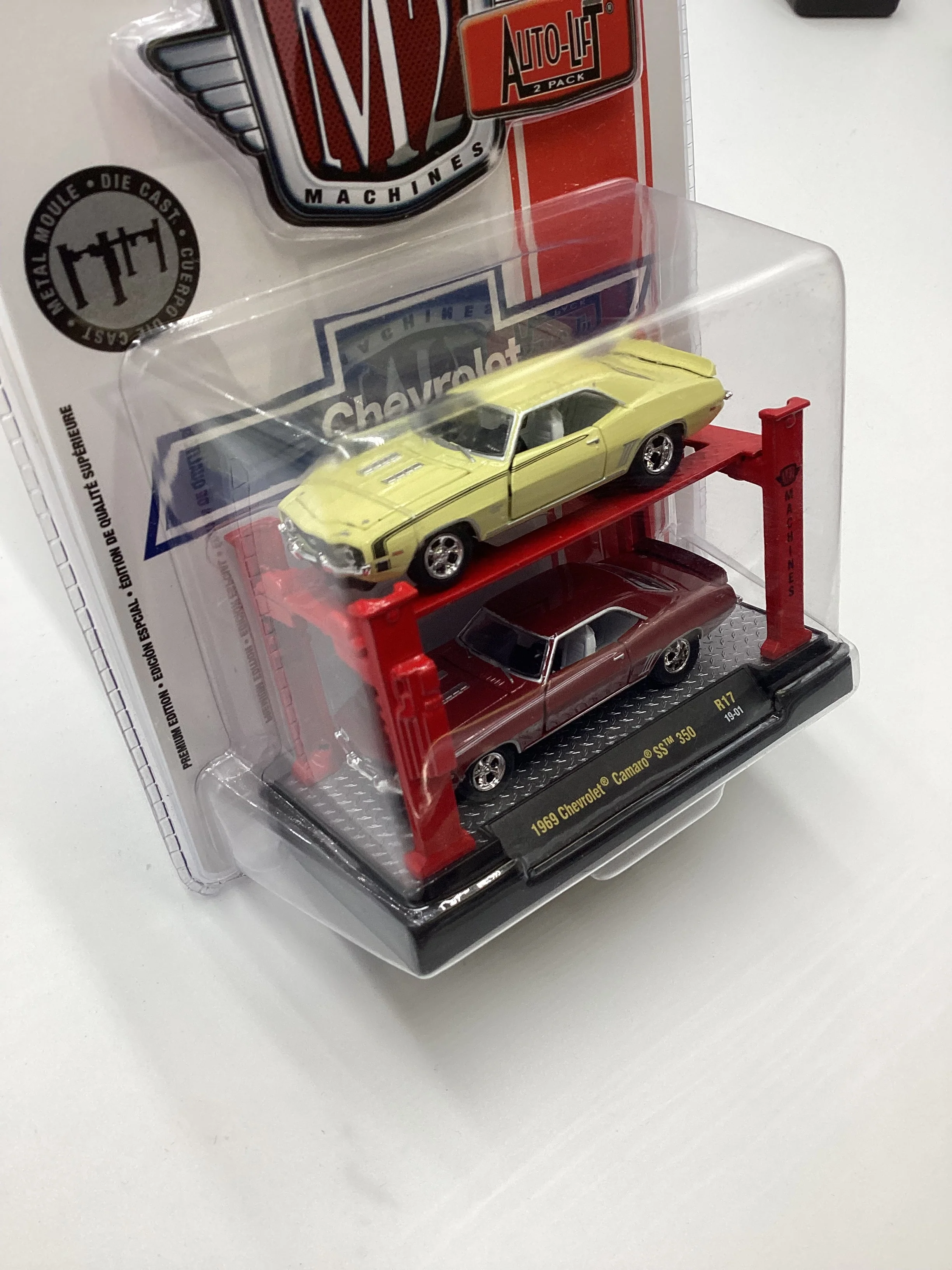 M2 Machines Auto-lift 2 Pack 1969 Chevrolet Camaro SS 350 R17 205H - Image 6