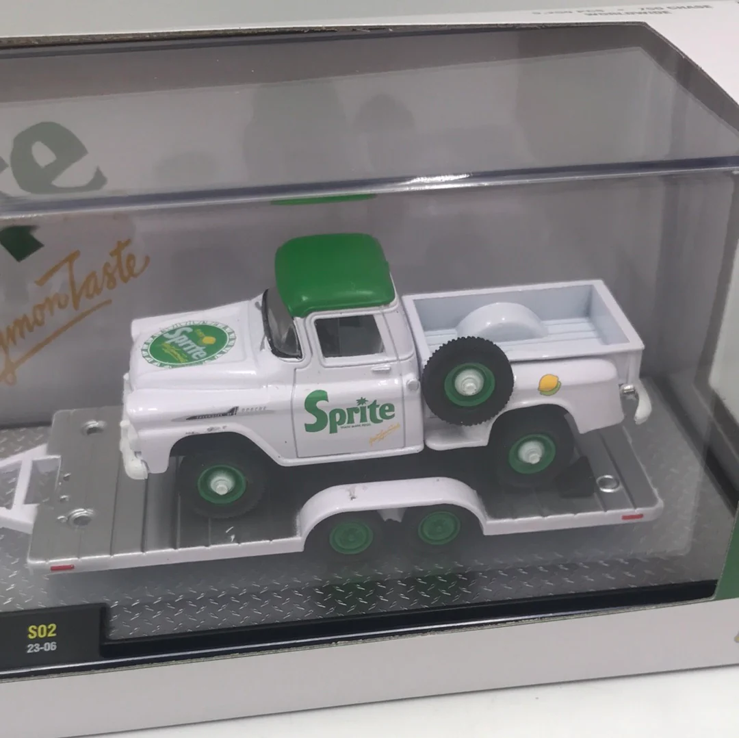 M2 Machines Sprite haulers 1975 Chevrolet Silverado 30 4x4 1958 Apache step side new model s02 - Image 3