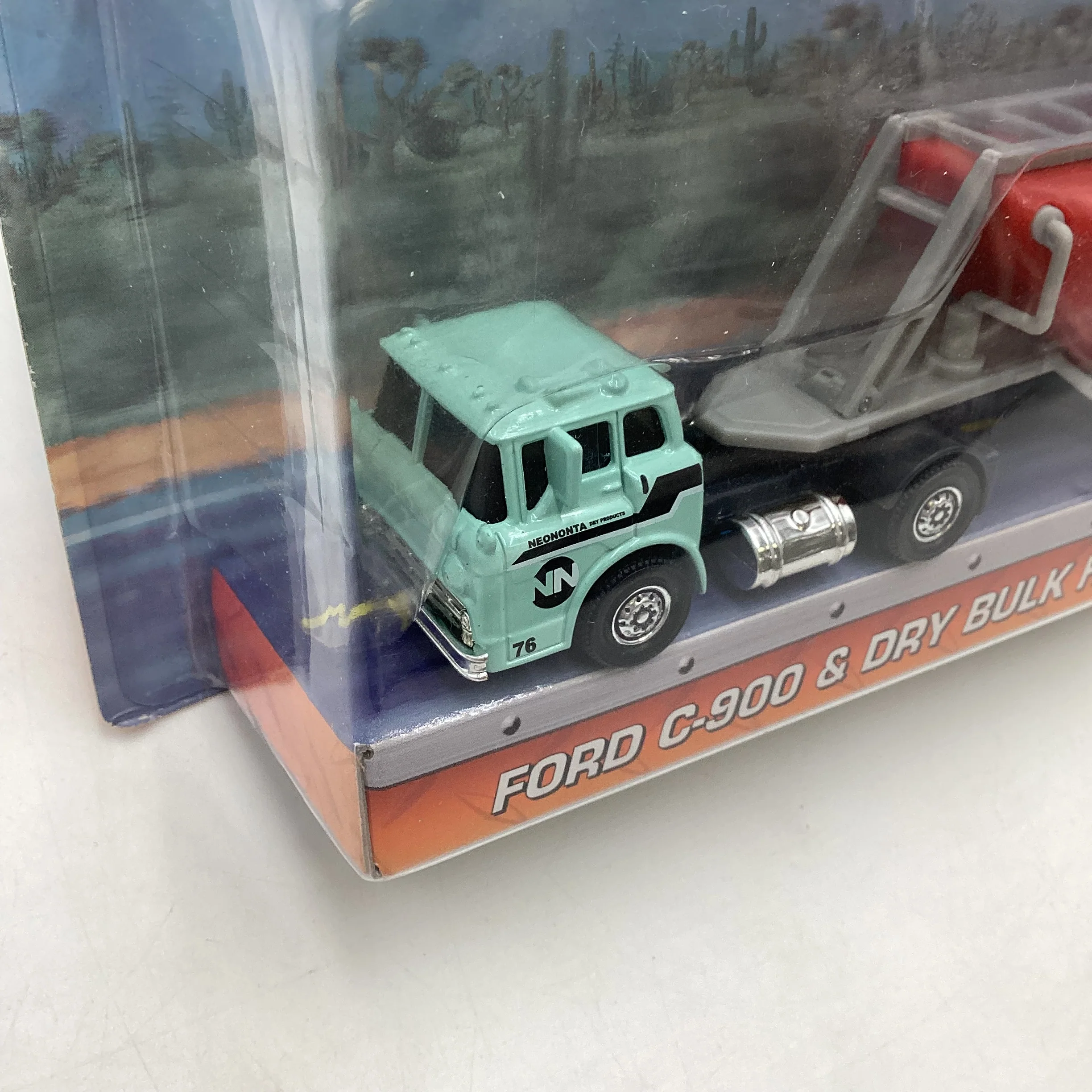 Matchbox Ford C-900 & Dry Bulk Hauler - Image 6