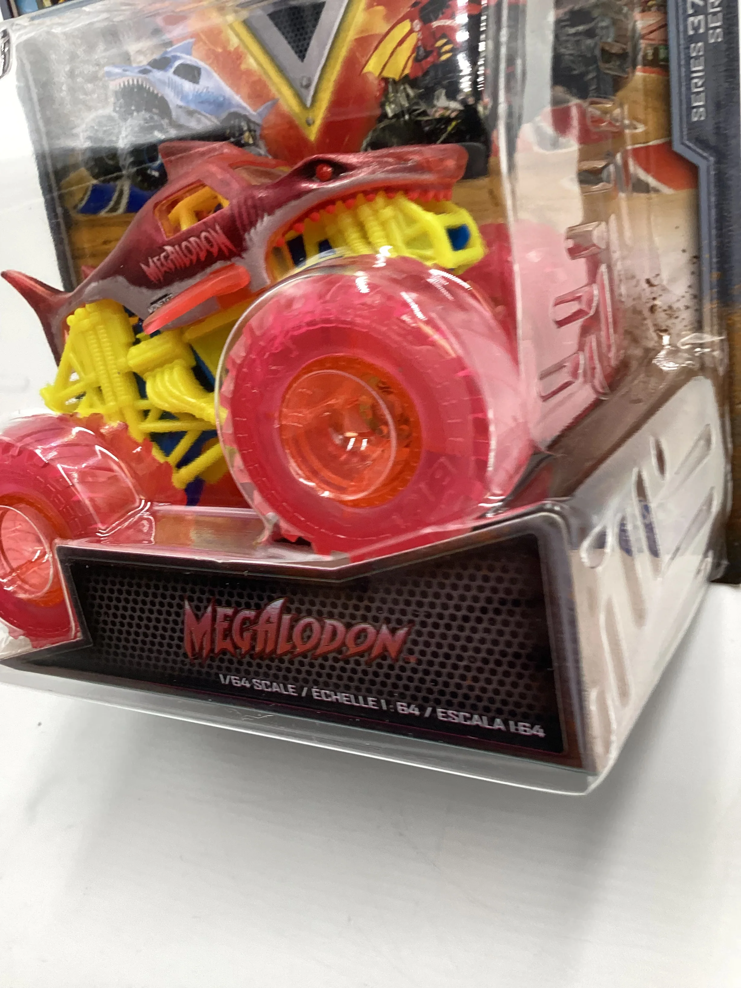 Monster Jam Series 37 Megalodon 127E - Image 4