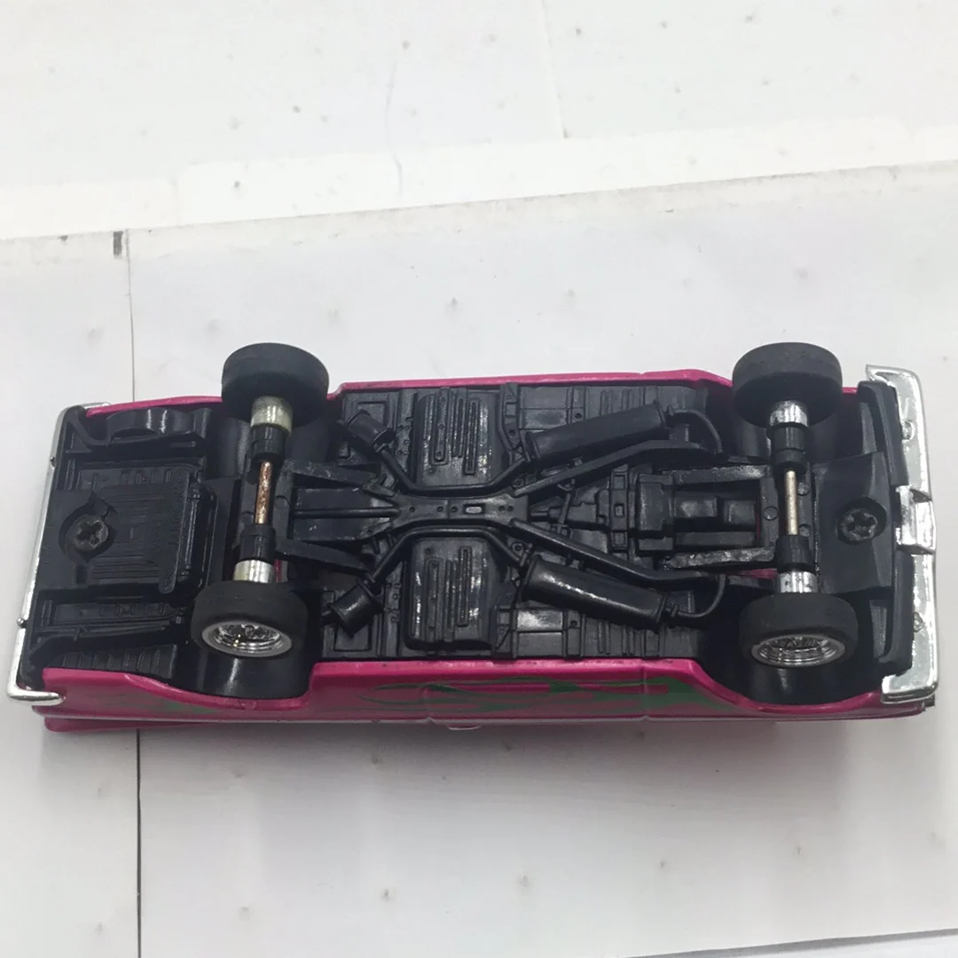 Revell Lowriders 1959 Chevy Impala Hot Pink with adjustable suspension (Loose) - Image 5