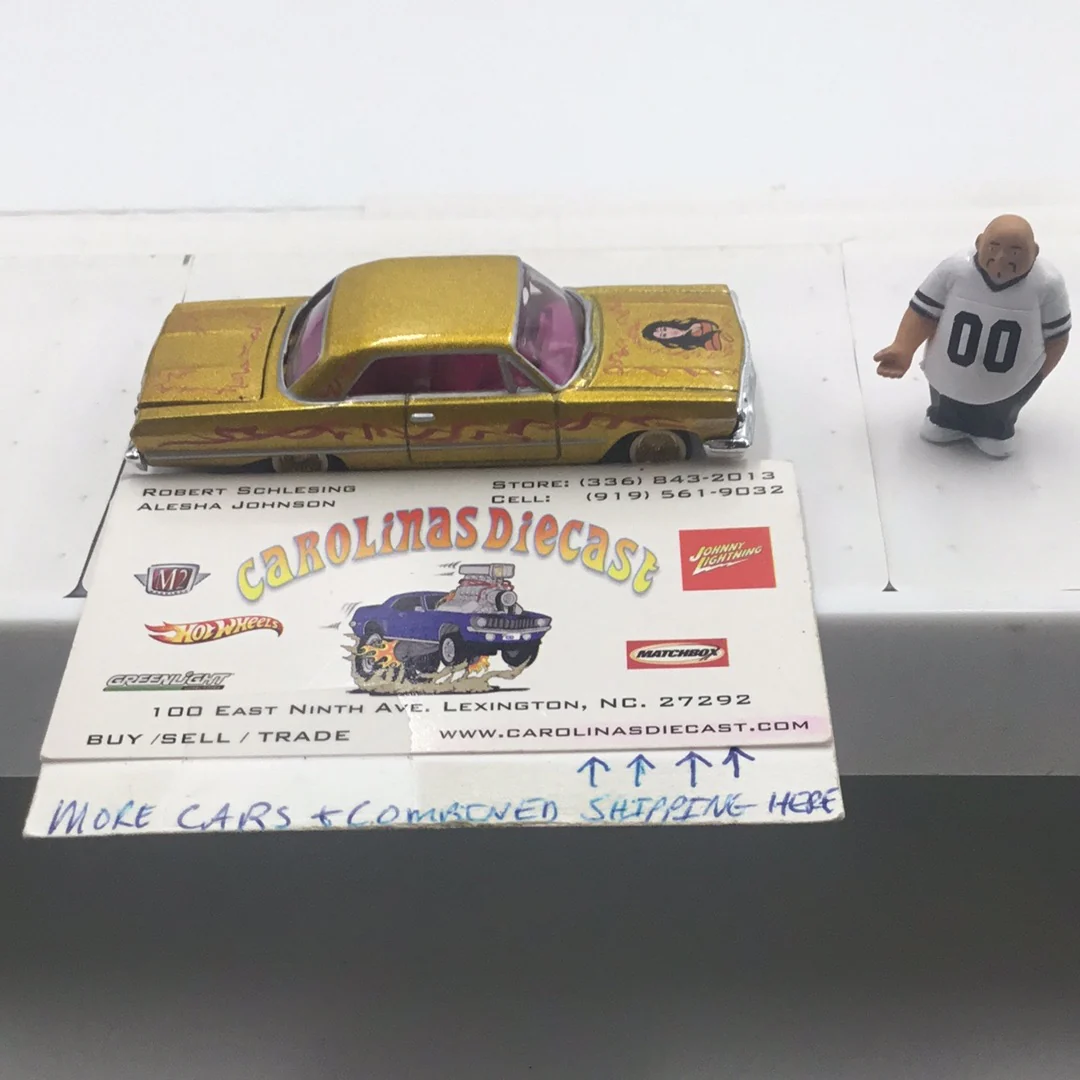 Revell Lowriders 1963 Chevy Impala #17 Chica De Oro with adjustable suspension (Loose) - Image 2