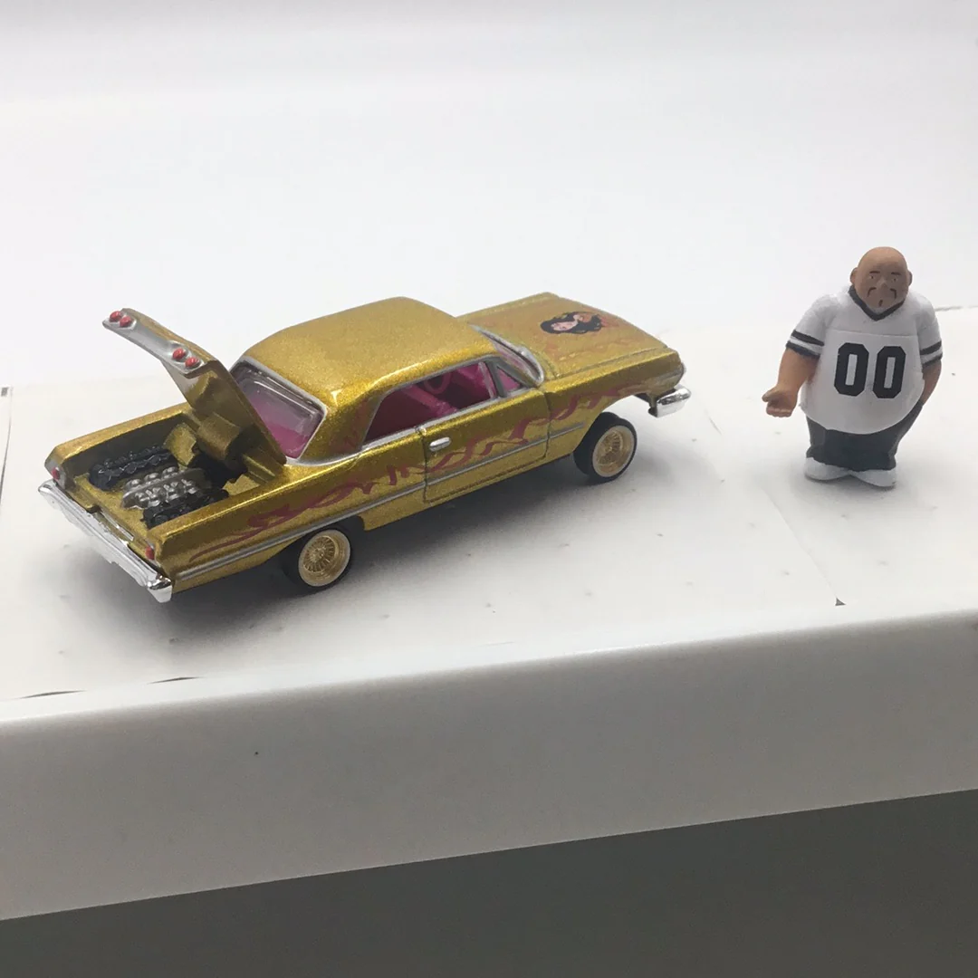Revell Lowriders 1963 Chevy Impala #17 Chica De Oro with adjustable suspension (Loose) - Image 5